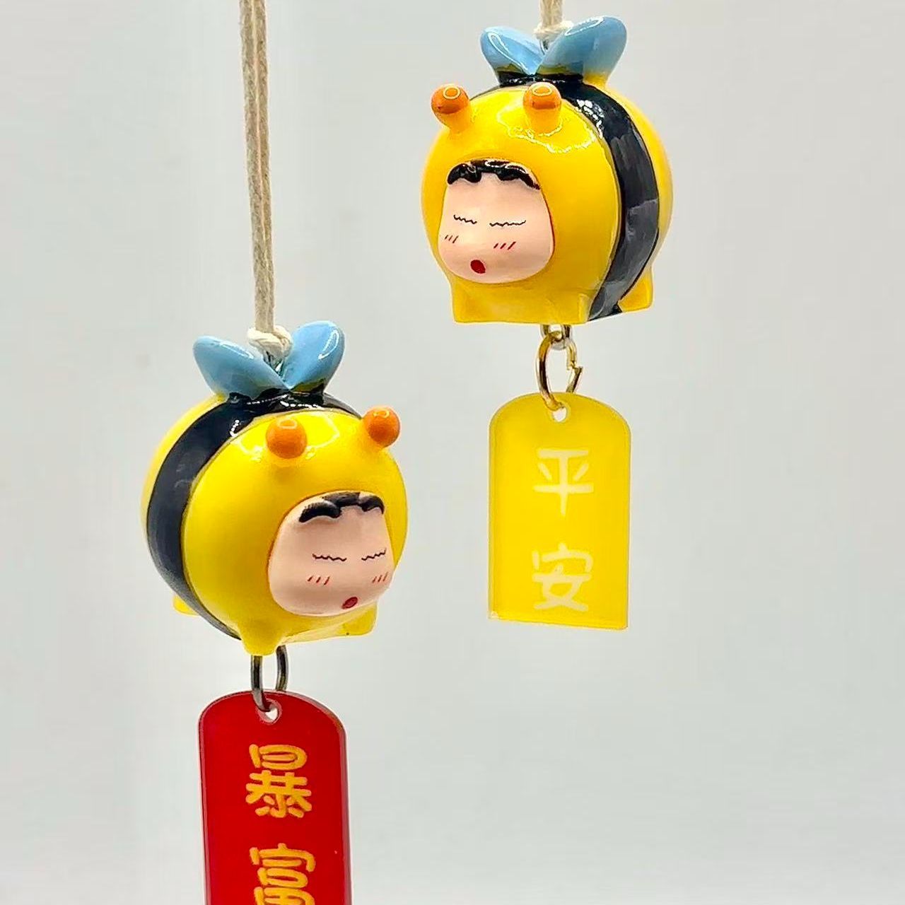 クレヨンしんちゃん ハチのコスプレフィギュア 車用吊り下げペ - Car Accessories For Inside のレビューと価格