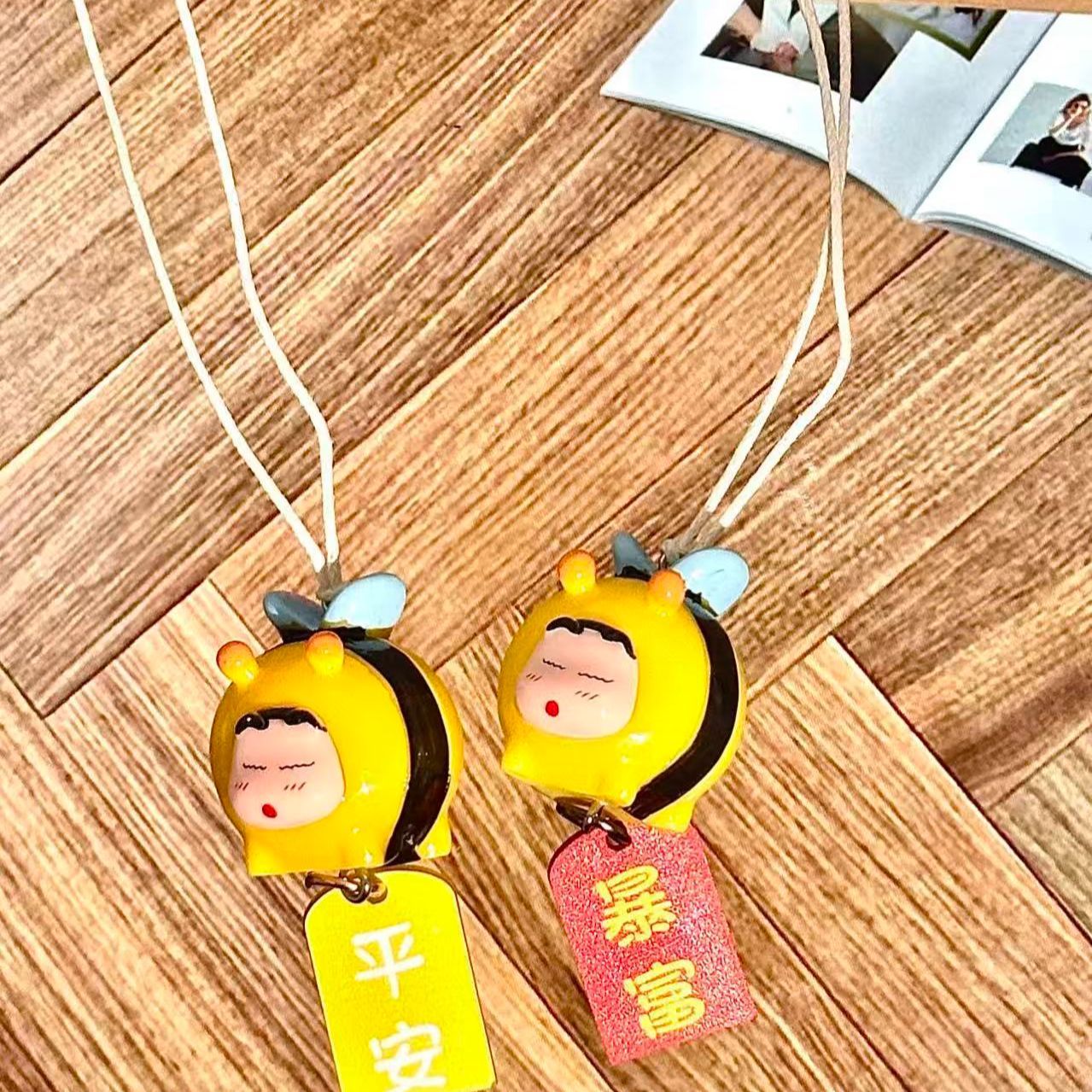 クレヨンしんちゃん ハチのコスプレフィギュア 車用吊り下げペ - Car Accessories For Inside のレビューと価格