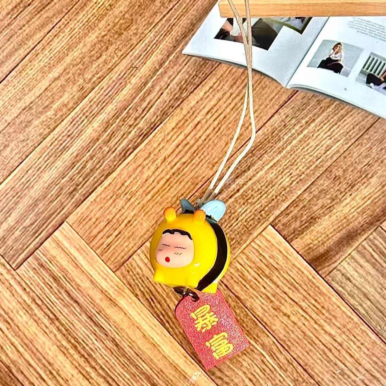 クレヨンしんちゃん ハチのコスプレフィギュア 車用吊り下げペ - Car Accessories For Inside のレビューと価格