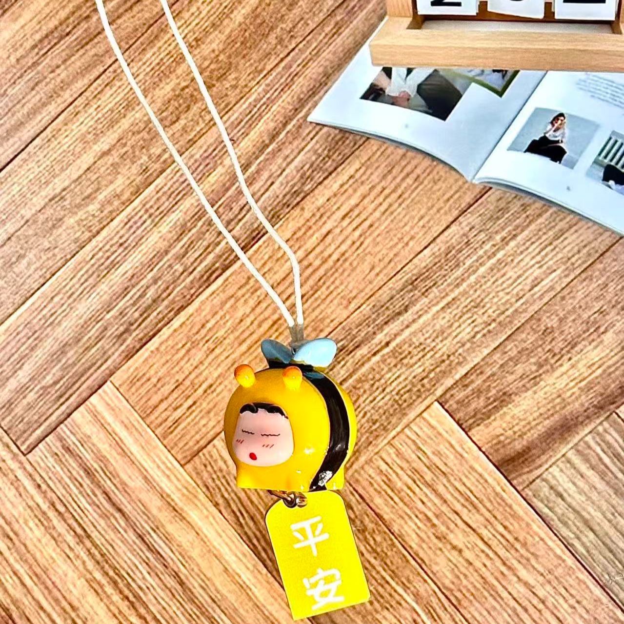 クレヨンしんちゃん ハチのコスプレフィギュア 車用吊り下げペ - Car Accessories For Inside のレビューと価格